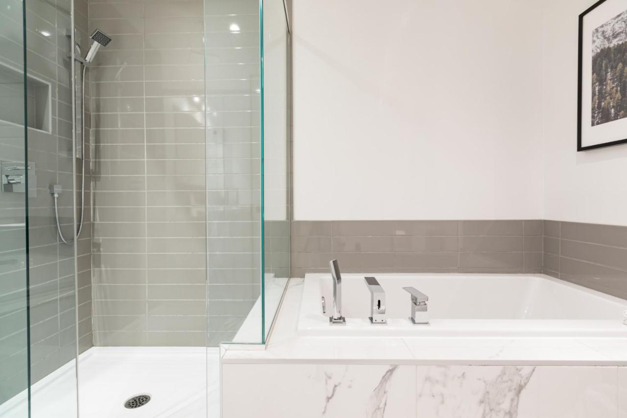 Sleek Condo In The Heart Of Little Italy By Den Stays Montréal Rom bilde