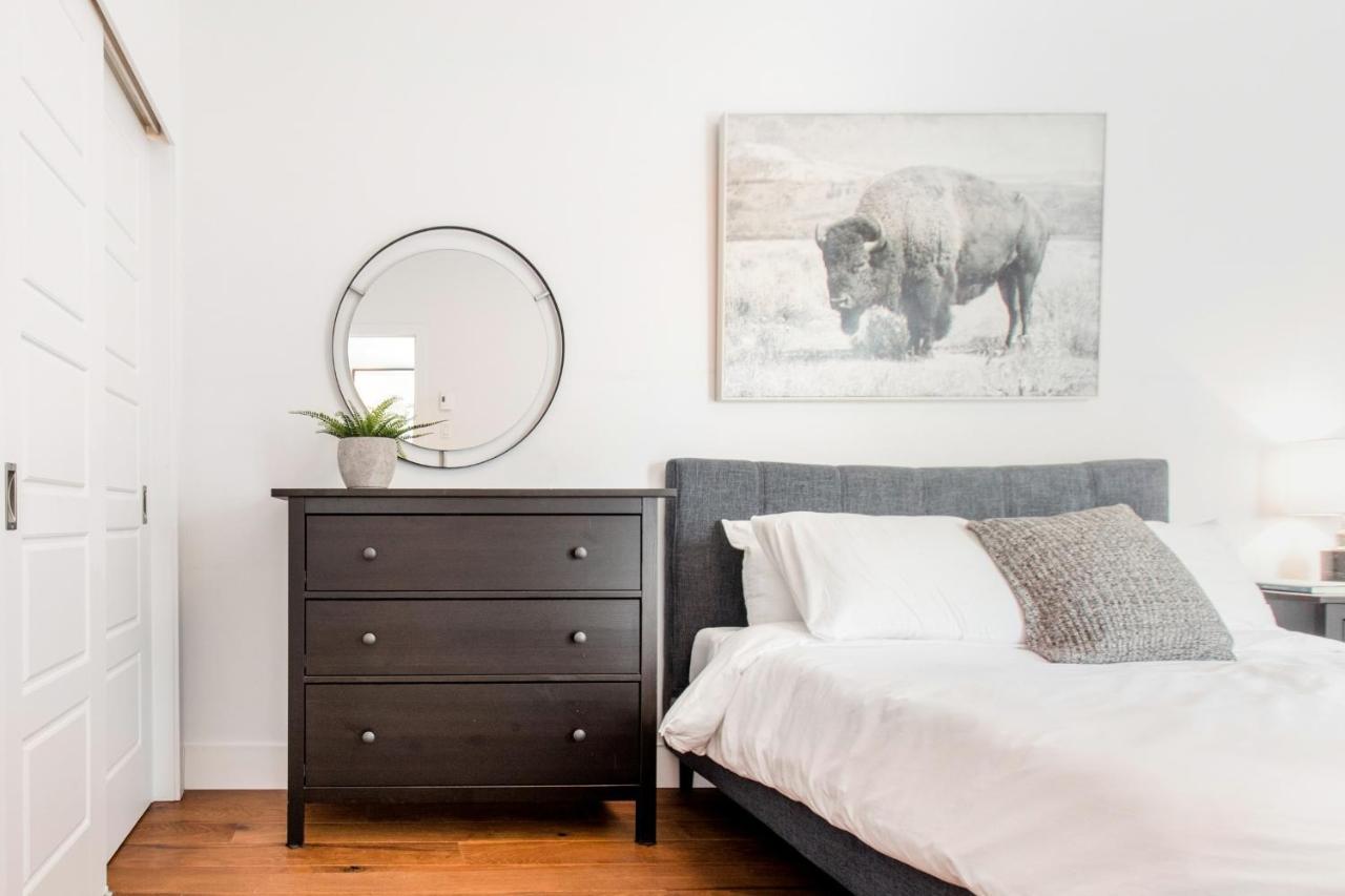 Sleek Condo In The Heart Of Little Italy By Den Stays Montréal Rom bilde