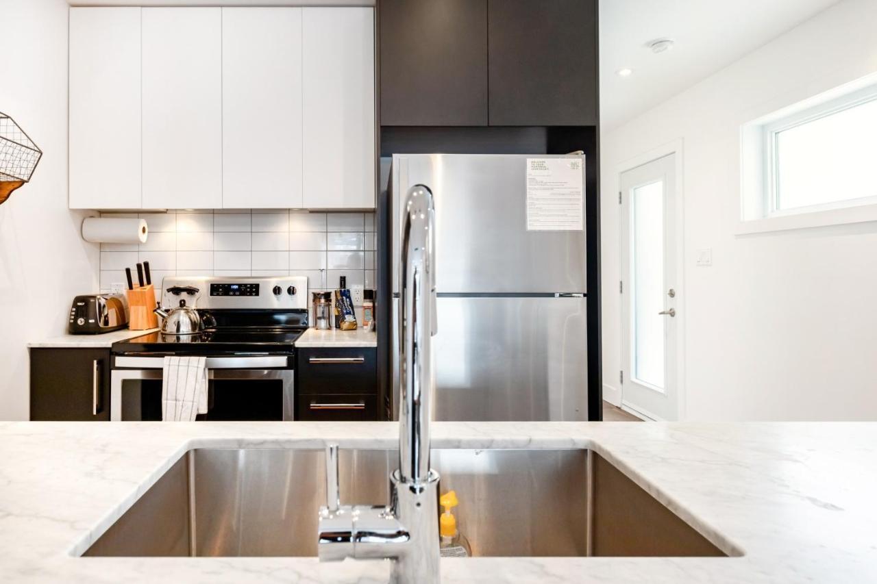 Sleek Condo In The Heart Of Little Italy By Den Stays Montréal Rom bilde