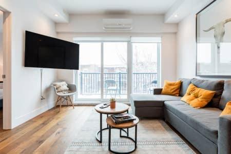 Sleek Condo In The Heart Of Little Italy By Den Stays Montréal Rom bilde