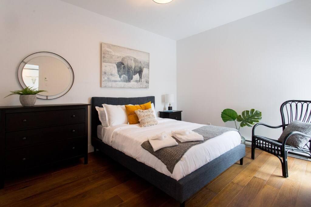 Sleek Condo In The Heart Of Little Italy By Den Stays Montréal Eksteriør bilde