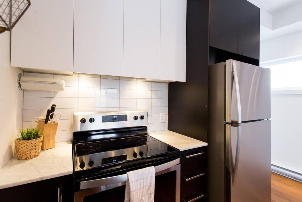 Sleek Condo In The Heart Of Little Italy By Den Stays Montréal Eksteriør bilde