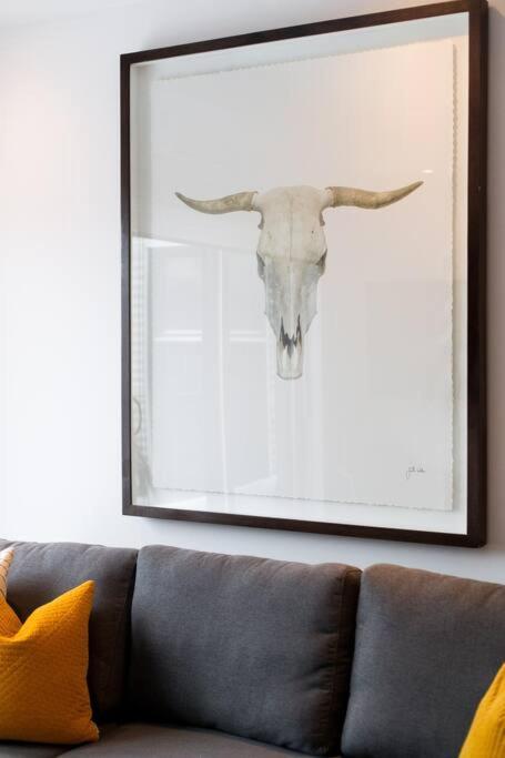 Sleek Condo In The Heart Of Little Italy By Den Stays Montréal Eksteriør bilde