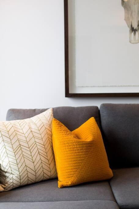Sleek Condo In The Heart Of Little Italy By Den Stays Montréal Eksteriør bilde