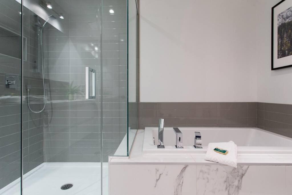 Sleek Condo In The Heart Of Little Italy By Den Stays Montréal Eksteriør bilde