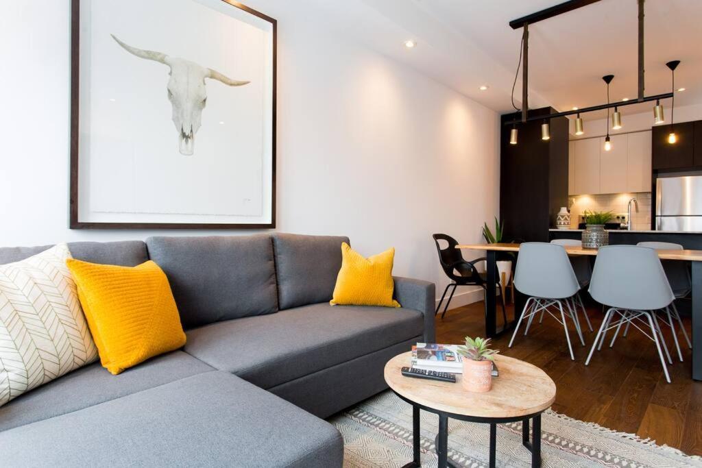 Sleek Condo In The Heart Of Little Italy By Den Stays Montréal Eksteriør bilde