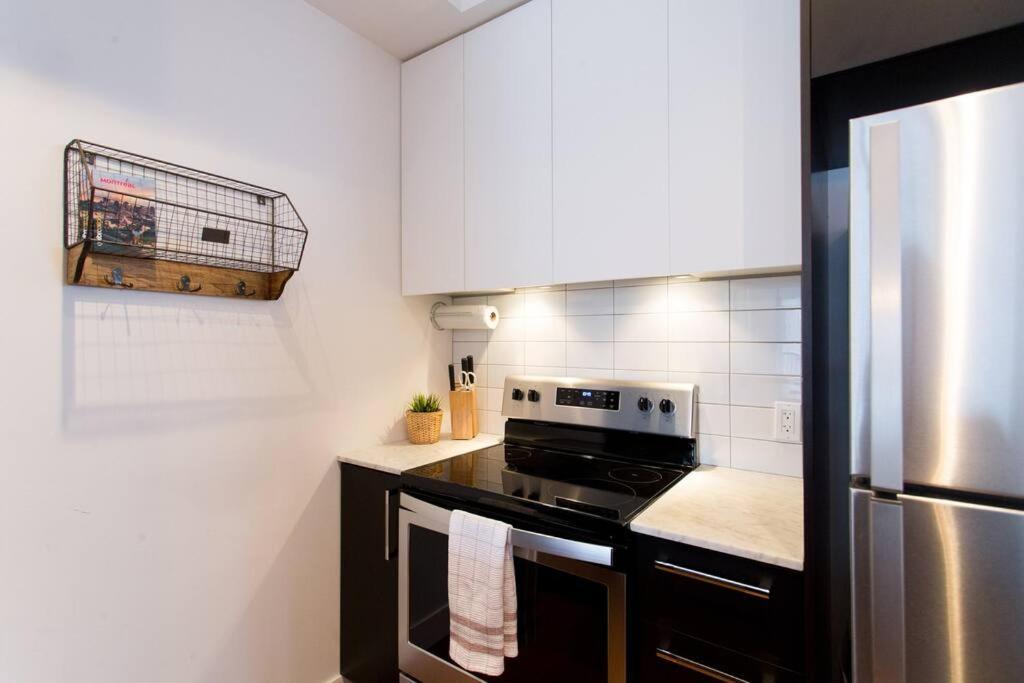 Sleek Condo In The Heart Of Little Italy By Den Stays Montréal Eksteriør bilde