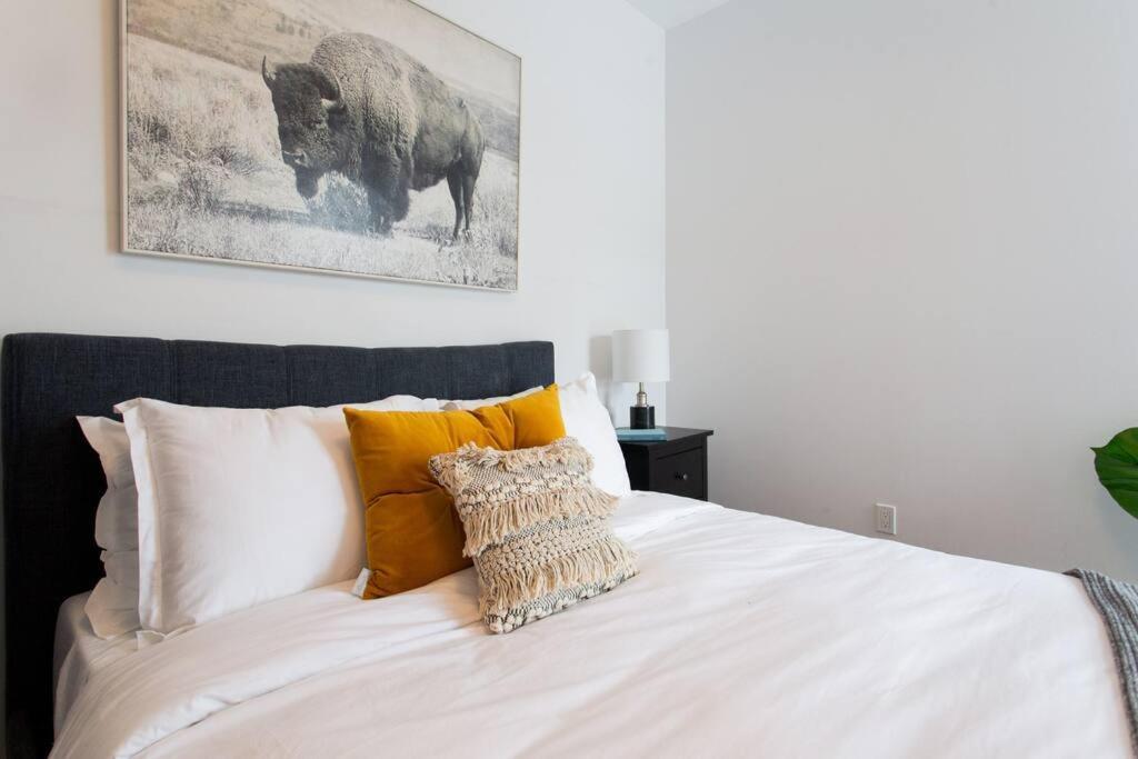 Sleek Condo In The Heart Of Little Italy By Den Stays Montréal Eksteriør bilde