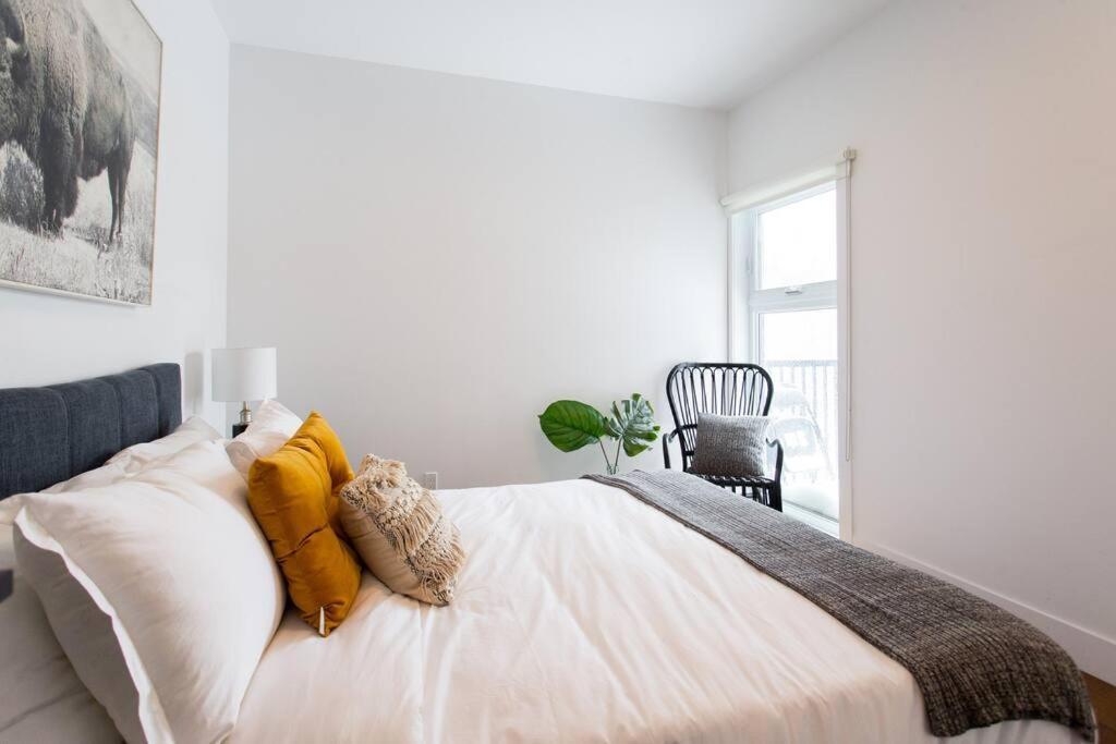 Sleek Condo In The Heart Of Little Italy By Den Stays Montréal Eksteriør bilde
