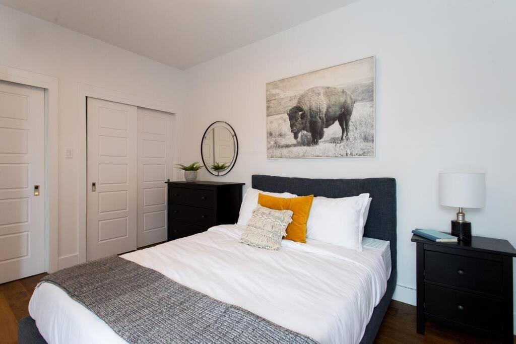 Sleek Condo In The Heart Of Little Italy By Den Stays Montréal Eksteriør bilde