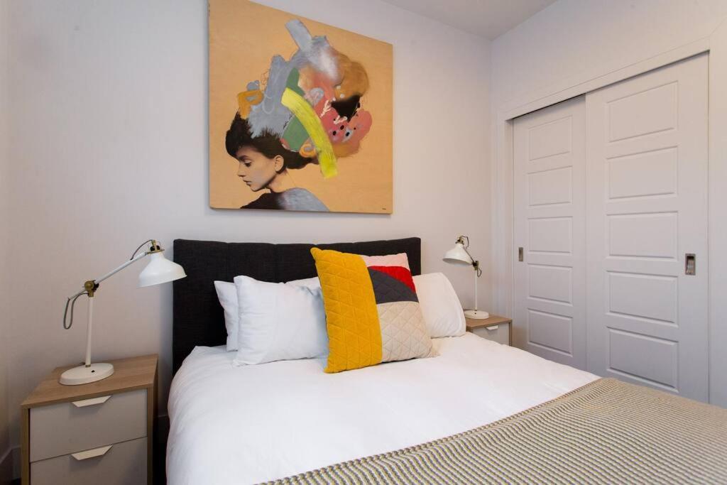 Sleek Condo In The Heart Of Little Italy By Den Stays Montréal Eksteriør bilde